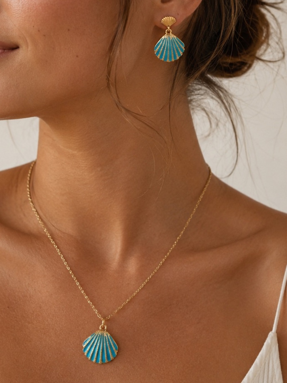 Shell Pendant Necklace and Earrings Set in Turquoise